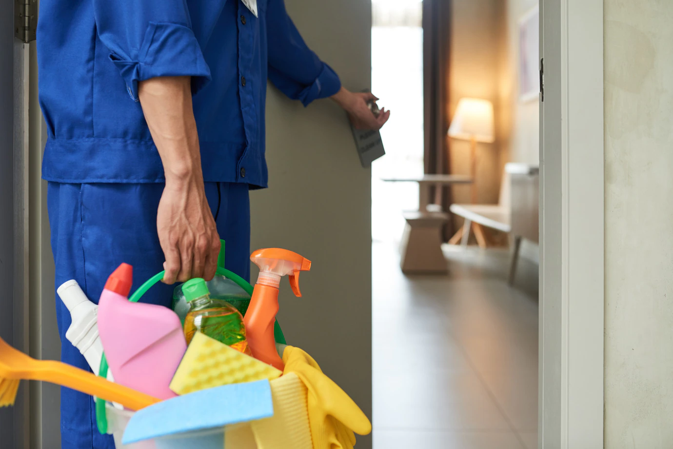 limpiador-irreconocible-que-entra-habitacion-hotel-herramientas-detergentes_1098-17830 limpiador-irreconocible-que-entra-habitacion-hotel-herramientas-detergentes_1098-17830