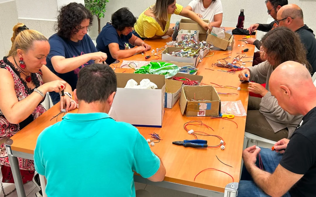 Grupo de personas realizando talleres formativos de activación prelaboral.