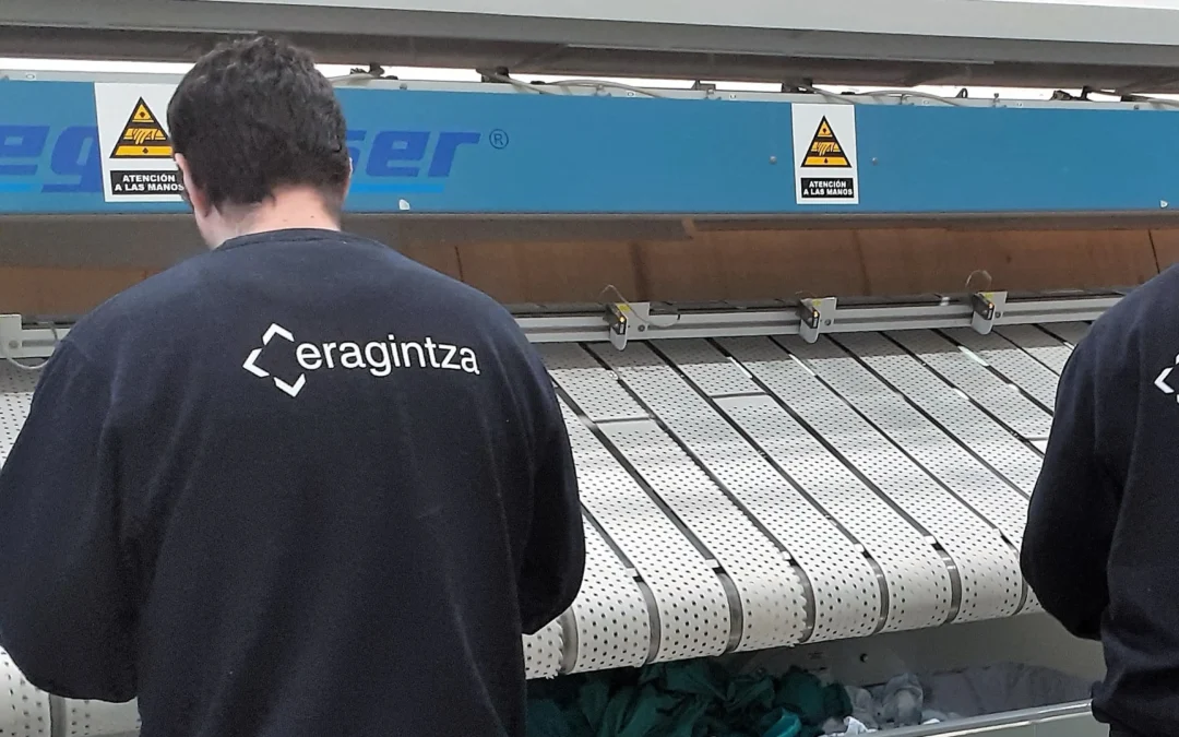 Trabajadores en lavandería industrial del Centro Especial de Empleo de Eragintza.