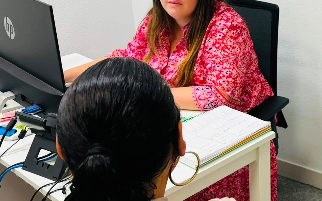 Orientadora atendiendo a una usuaria en oficina de inserción laboral.