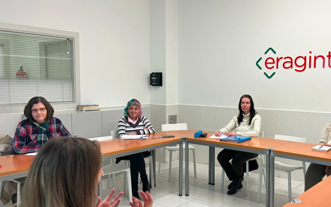 Sesión grupal del programa Abian en una sala de reuniones de Eragintza, con mujeres jóvenes participando activamente.