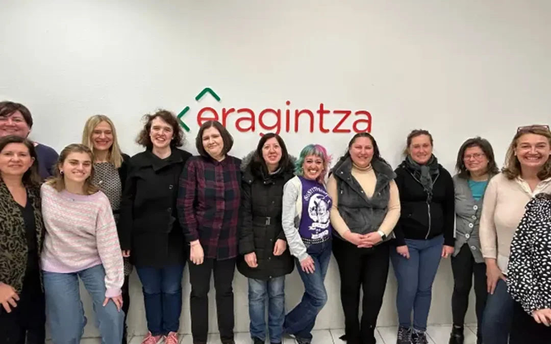 Grupo de mujeres del programa Goratu posando en las instalaciones de Eragintza.