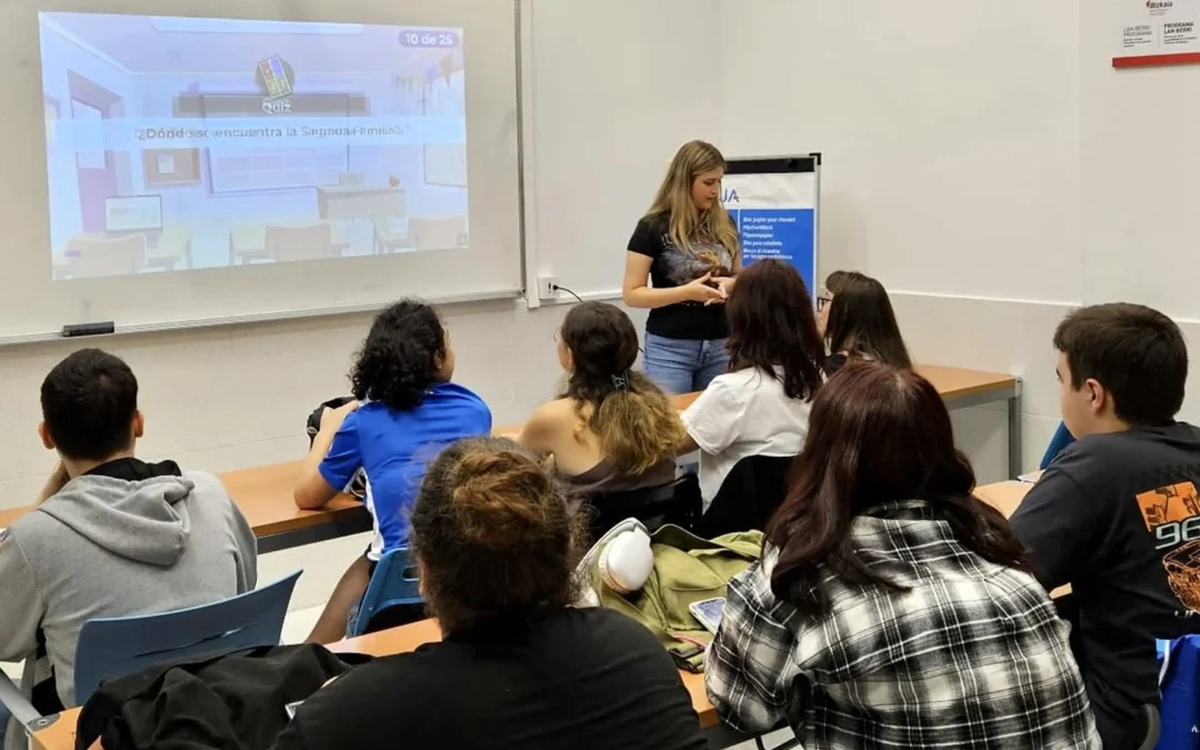 Aula del programa Ibilbide con jóvenes entre 16 y 18 años recibiendo orientación educativa y laboral por parte de una profesional.