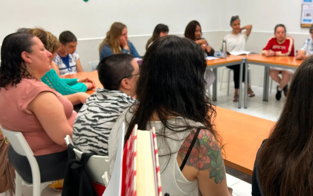Grupo de mujeres participando en una sesión del programa Saretu de Eragintza Fundazioa.