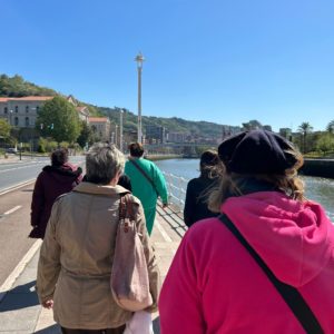Paseo por la ría del grupo de multideporte para mujeres de la Fundación Eragintza
